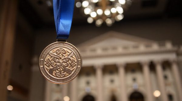 Médaille du travail échelon grand or : guide des mérites et avantages